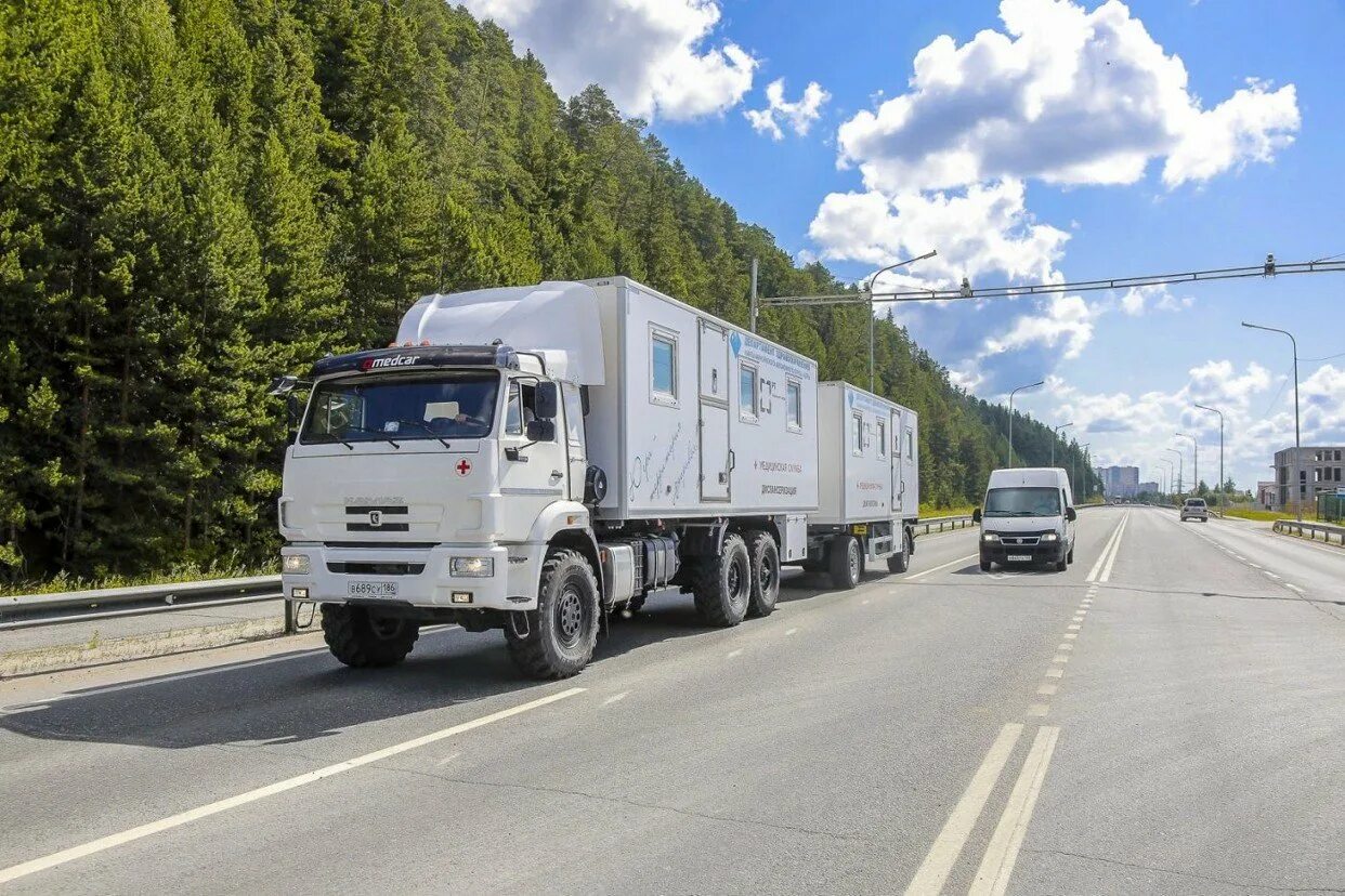 Центр профессиональной патологии Ханты-Мансийск. КАМАЗ 5490 передвижной медицинский комплекс. Медицинский комплекс ХМАО. Мобильная медицина фура.