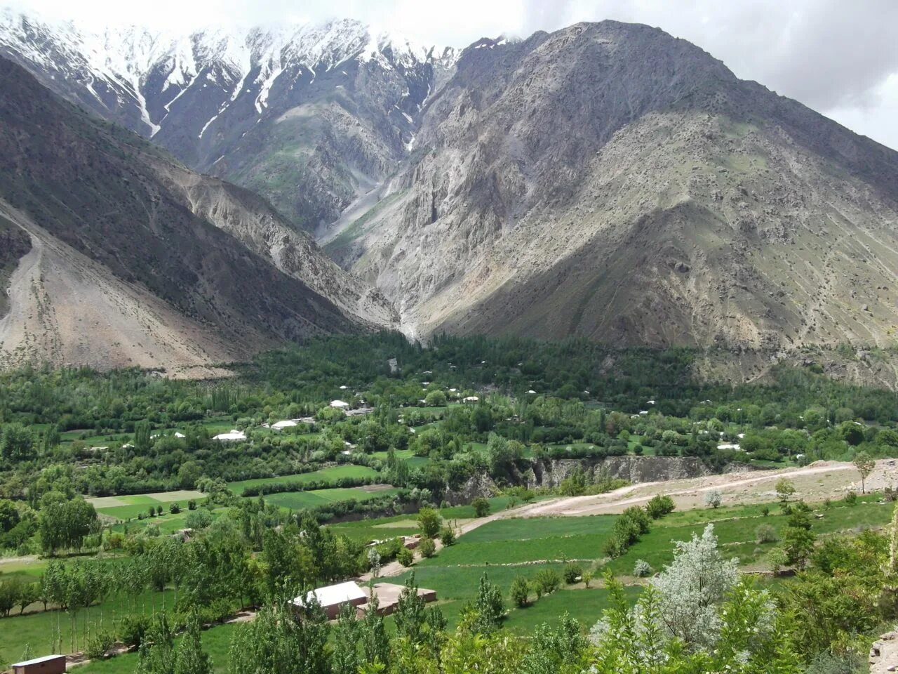 Горные хребты японии. Горный хребет пиндос. Travel in wyoming. Kinnaur kailash гималаи. Невадос аргентина.