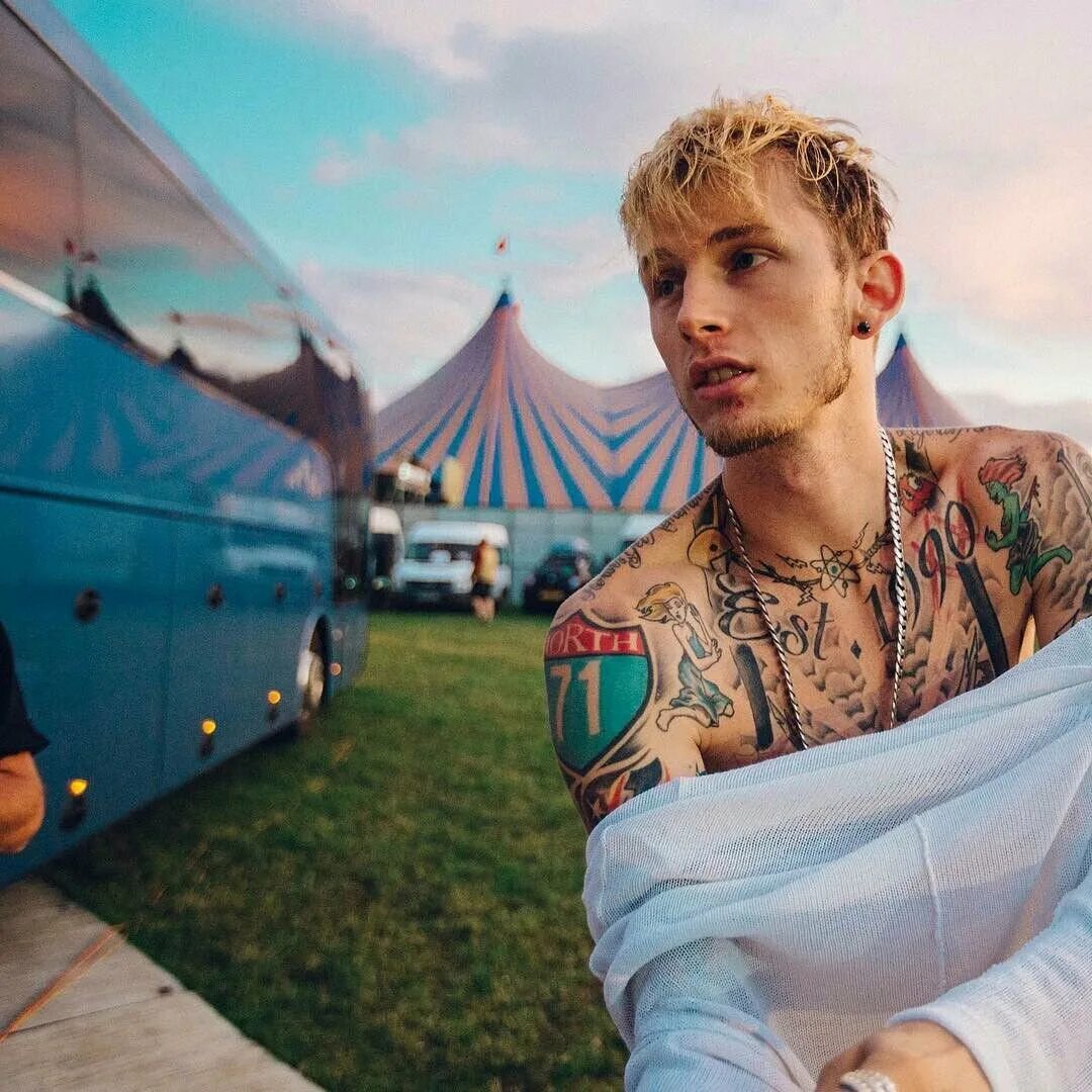 My ex best. Колсон Бэйкер. Machine Gun Kelly. Machine Gun Kelly прическа 2021. Машин Ган Келли в молодости.