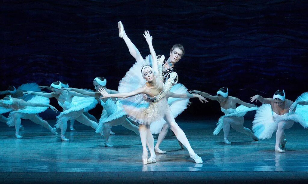 Лебединое озеро большой театр. Неаполитанский танец. Балет лебединое озеро спектакль. Рамт лебединое озеро. Лебединое озеро большой театр 2022.