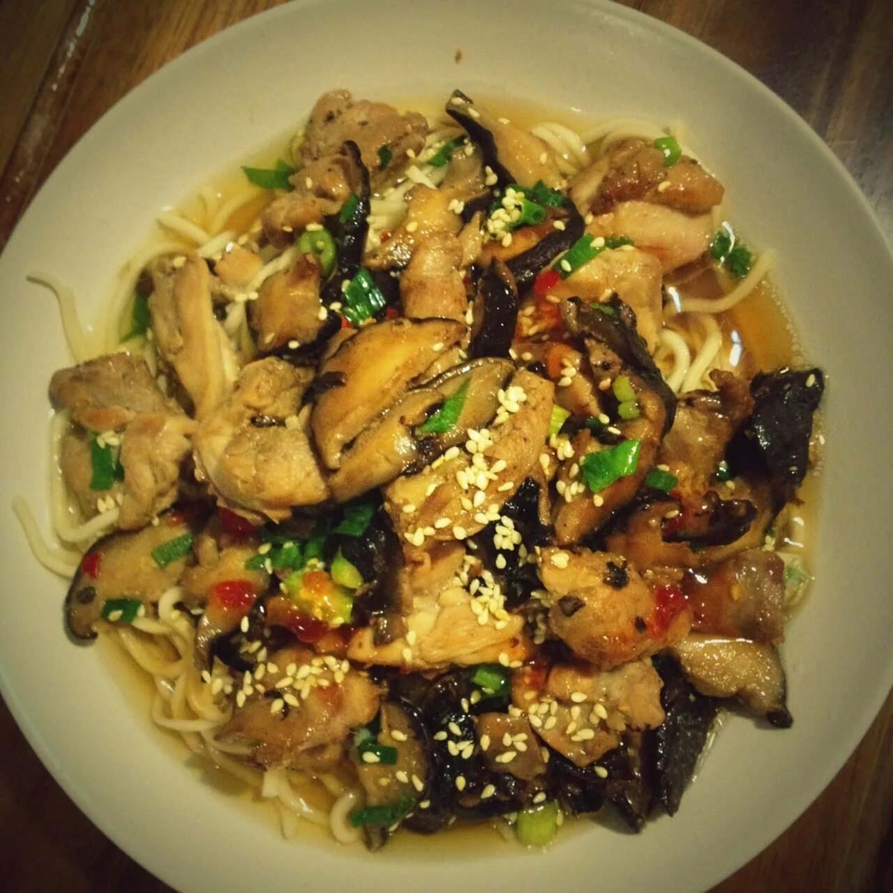 Блюда из шиитаке. Лапша с грибами шиитаке. Лапша вок с грибами шиитаке. Милти гречневая лапша с курицей. Удон с шиитаке.