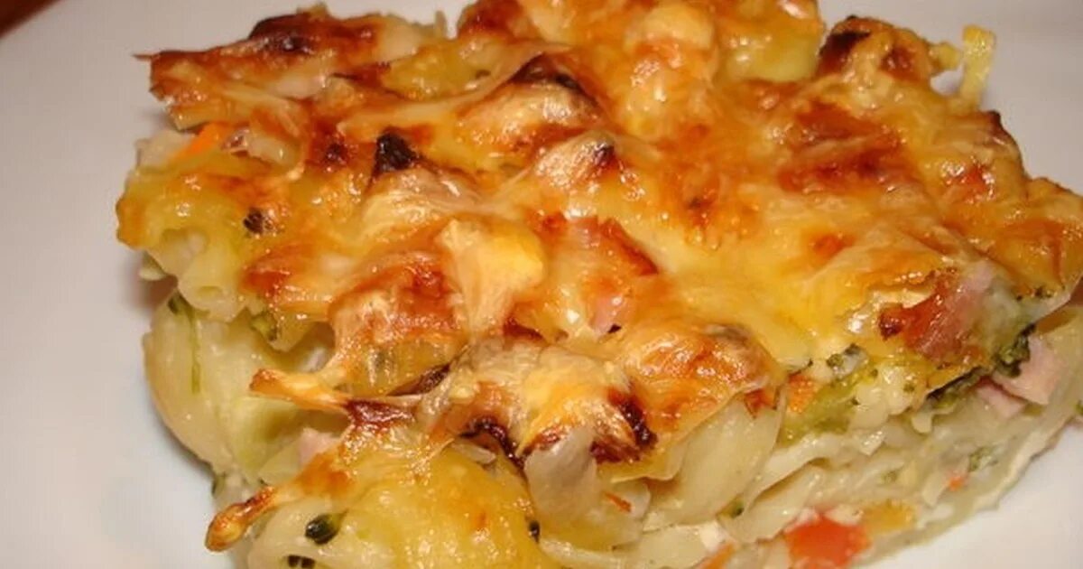 Рецепт куриных в духовке с макаронами. Запеканка из макарон с филе курицы. запеканка из макарон с курицей в духовке. запеканка из макарон с сыром в духовке. запеканка из макарон с луком и сыром..