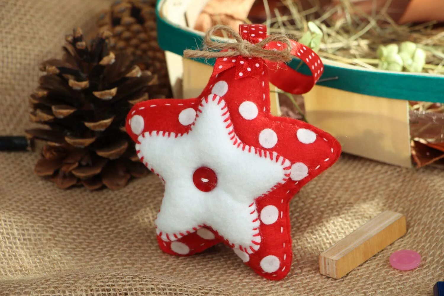 мастер класс фетровые новогодние. новогодниетигрушки из фетра. новогодняя 3д игрушка своими руками. елочная игрушка из фет. новогодние поделки.