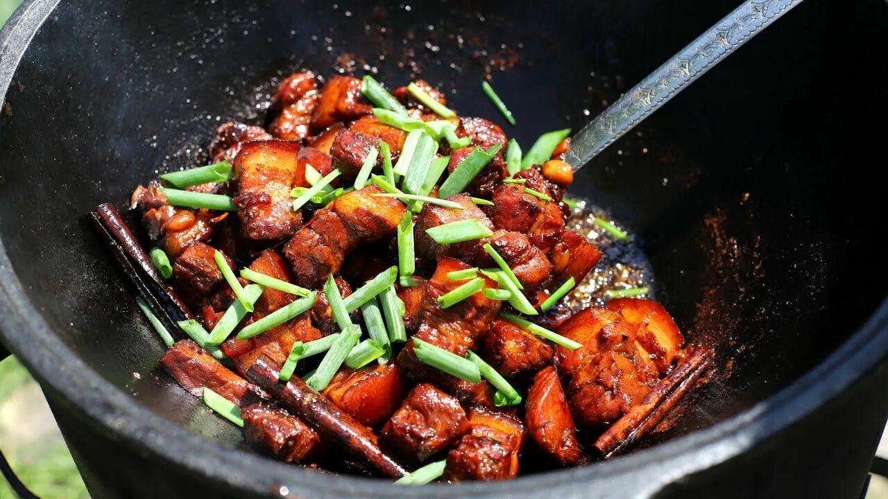 Как убрать остроту из блюда с мясом. Красная свинина хуншао. хун шао жоу. мясо в казане. китайские блюда в казане.