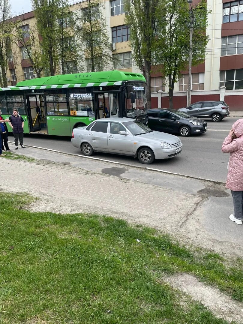 Ост 55. Остановка. Остановка автобуса. Автобусная остановка с автобусом. Остановка центр.