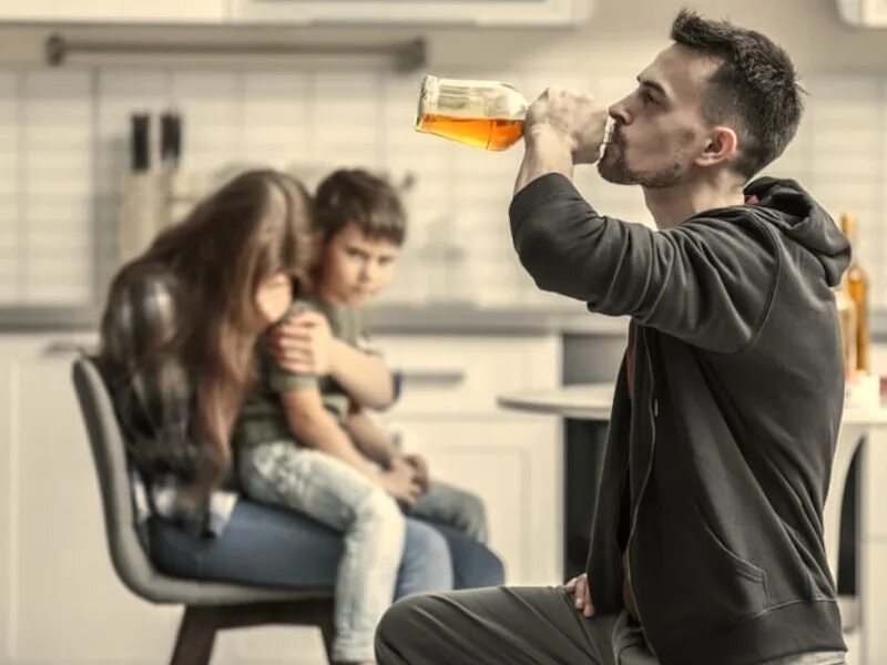 Жить с алкоголиком. Как жить с алкашом. Алкоголизм мужа. Муж алкоголик. Нельзя жить с алкоголиком.