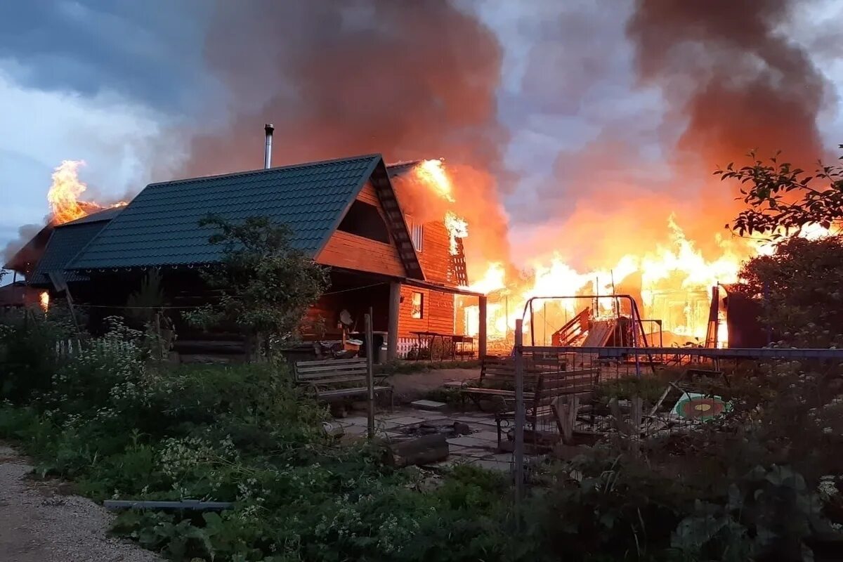 Пожар в деревне. Горит дом в деревне. Сгоревший дом в деревне. Горящие дома. Дом в собственности сгорел