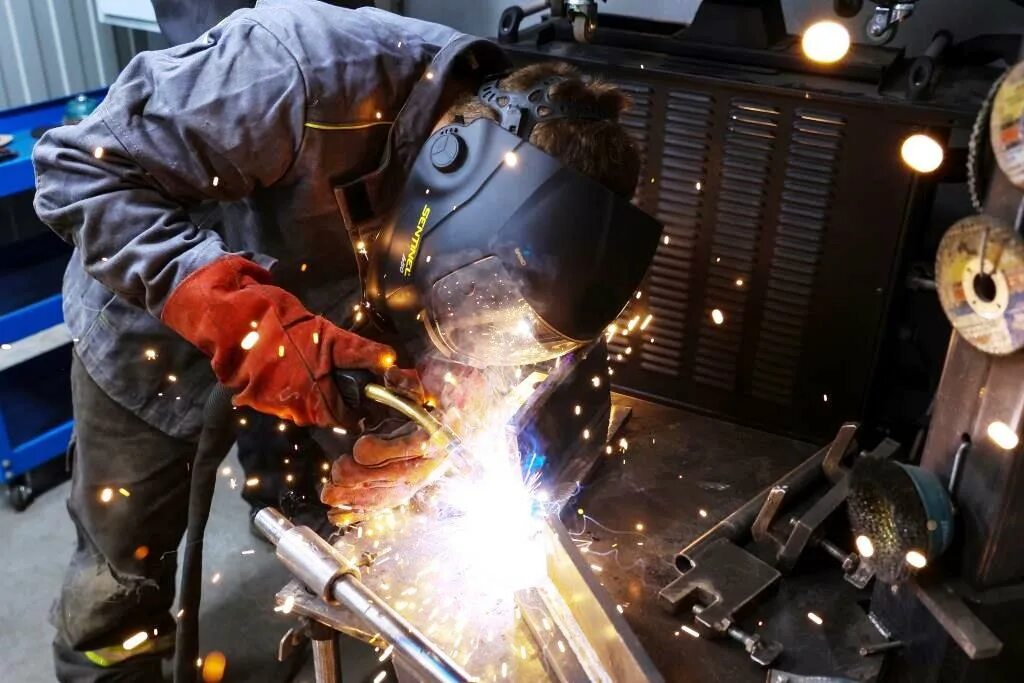 сварка техник. сварка. сварочный стенд для сварки. технология сварочной сварки. сварщик частично механизированной сварки плавлением.