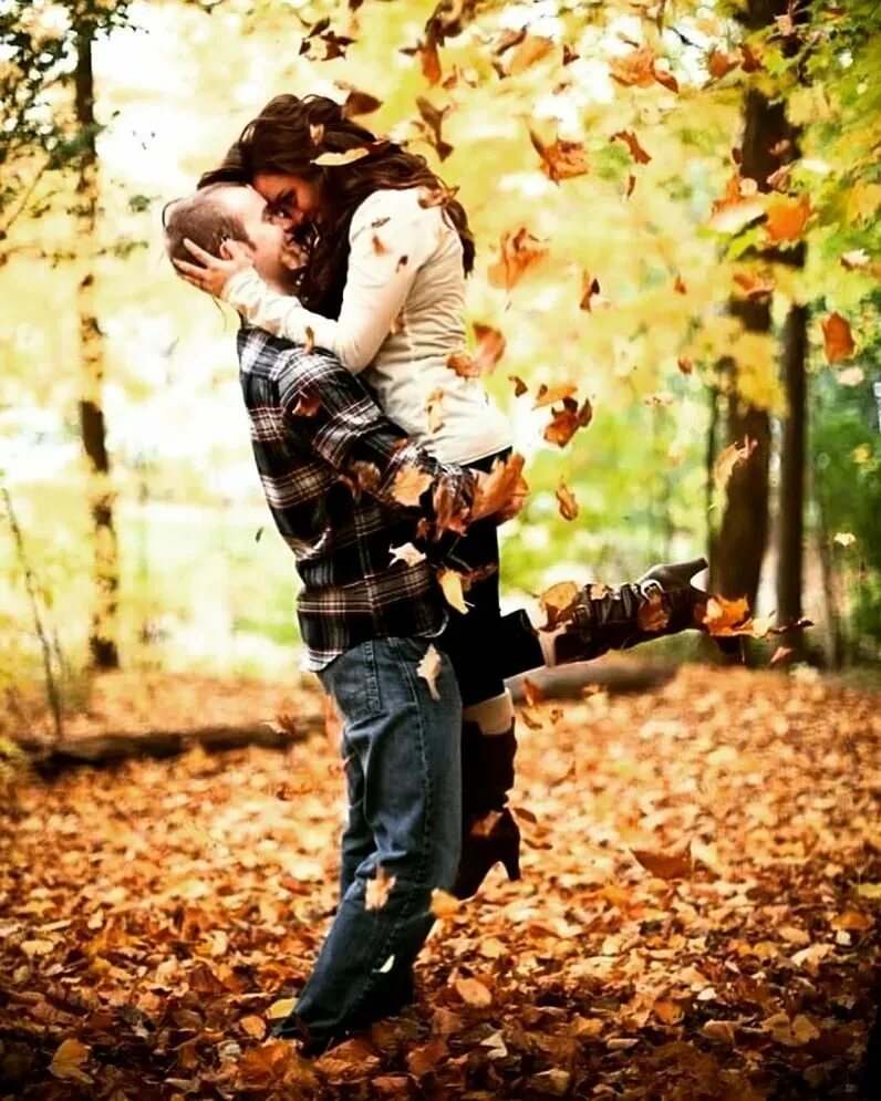 Люблю гулять осенью. Люблю гулять осенью. Люди на улице осенью. Прогулка в осеннем парке. Романтичная осень.