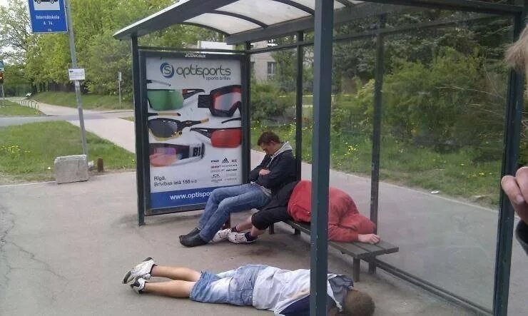 Алкаш на остановке. Алкаш на остановке. Алкаш на остановке. Спящий бомж на остановке. Алкаш на остановке.