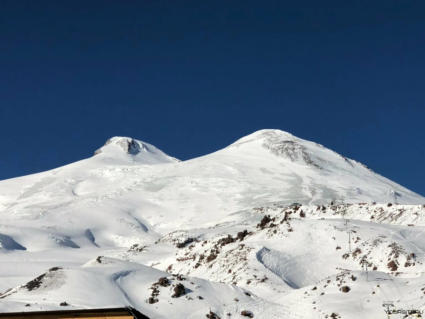 Подножие горы эльбрус. Гора Эльбрус. Эльбрус Чегет. Вид на Эльбрус с Чегета. Эльбрус и Чегет экскурсия.
