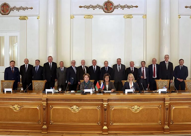 белорусский зал судебных заседаний. конституционный суд беларуси фото. конституционный рб. суд беларусь. картинки здания суды в рб.