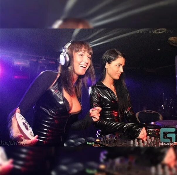 Комякова ерофеева dj dolls. Анна долл диджей. Dj дуэт мальчик и девочка. Диджей доллс мария ерофеева. Dj dolls фото.