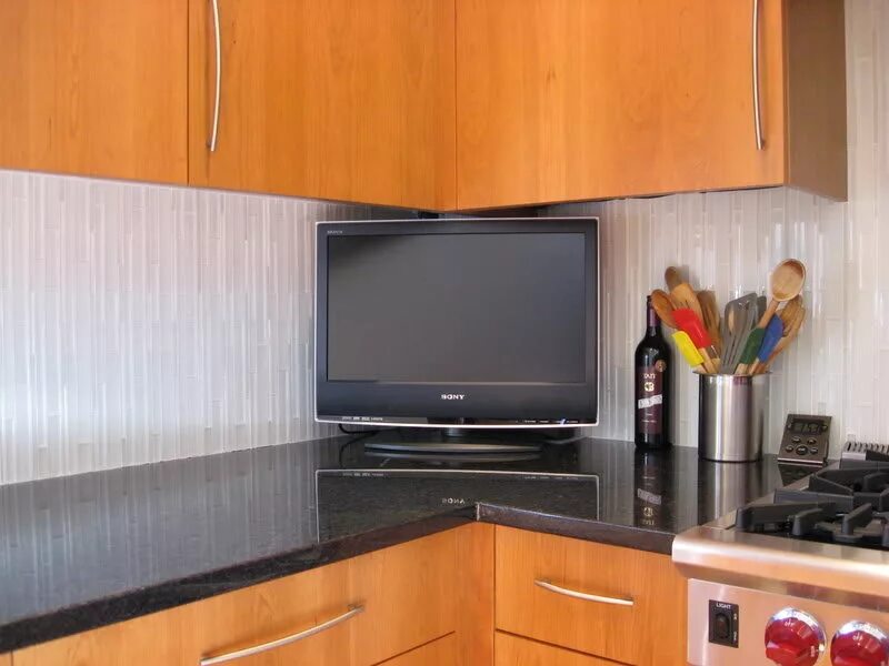 Маленький телевизор на кухню. Расположение телевизора на кухне. Плоский телевизор на кухню. Телевизор на маленькой кухне.
