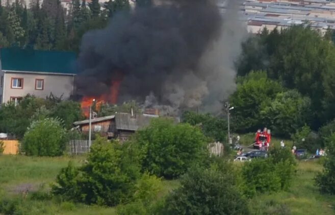 Пожар в Ижевске сейчас. Пожар на Минской улице сегодня в Ижевске. Пожар в Ижевске сейчас Ленинский район. Пожар в Ижевске вчера в Первомайском районе. Видела пожар на улице