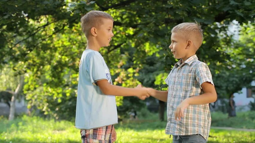 Мальчик дает мужчине. Дети здороваются. Дети знакомятся друг с другом. Друзья мальчики. Мальчик здоровается.