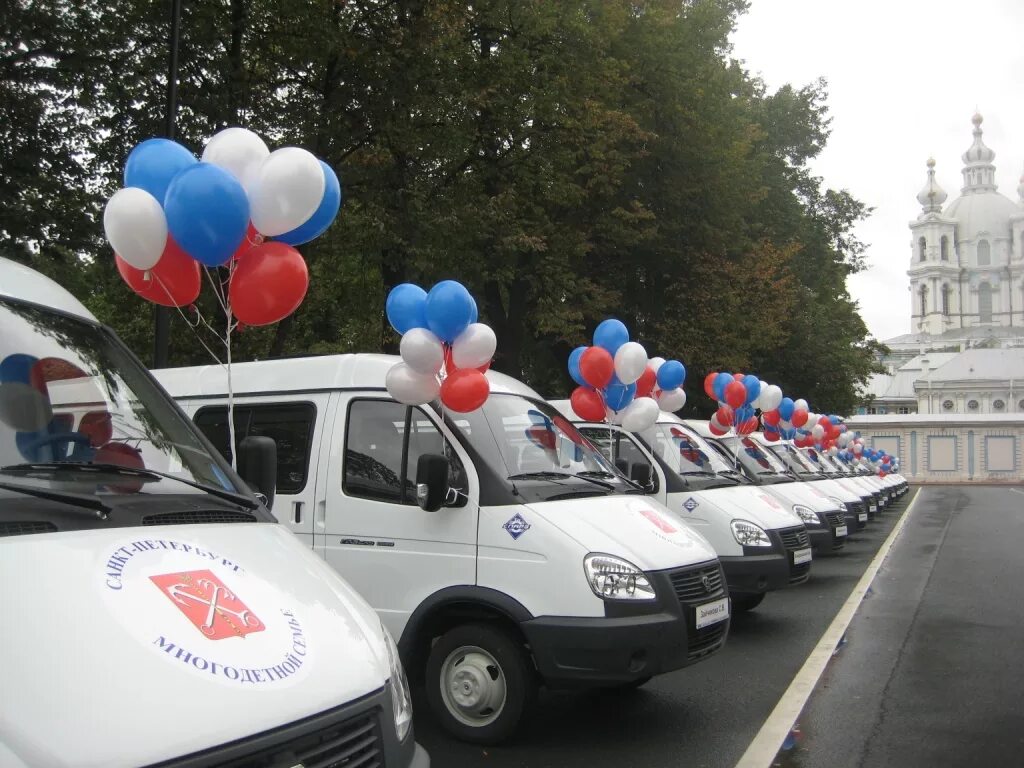 Вручение автомобилей многодетным. Автомобиль для многодетных семей от государства. Машина для многодетной семьи от государства. Газель для многодетных. Автомобиль многодетной семье в 2024 году