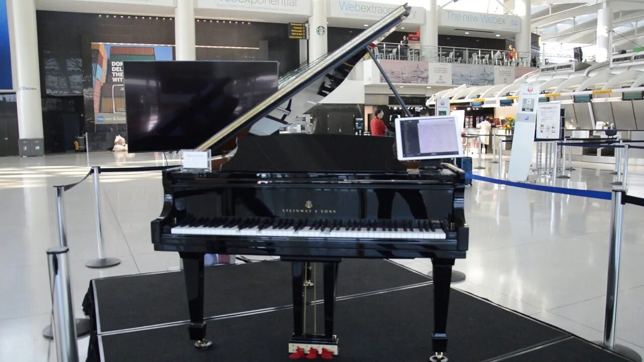 Самоиграющее пианино. Пианино самоеиграещее. Фортепиано само играет. Рояль в аэропорту.
