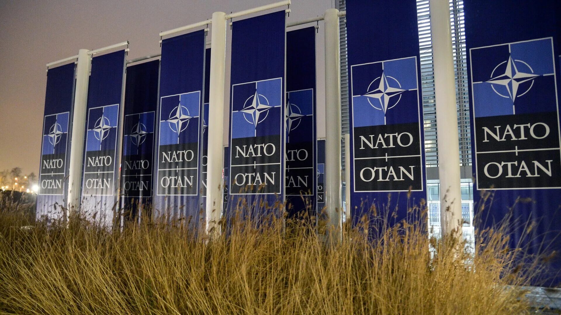 Риа нато. Баннер НАТО. США НАТО Украина. Саммит НАТО лого. Расширение НАТО 2022.