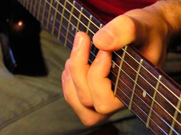 Игра гитаре левой рукой. Классическая постановка рук на гитаре. Пальцы на струнах гитары. Блюзовая постановка левой руки на гитаре. Рука на грифе гитары.