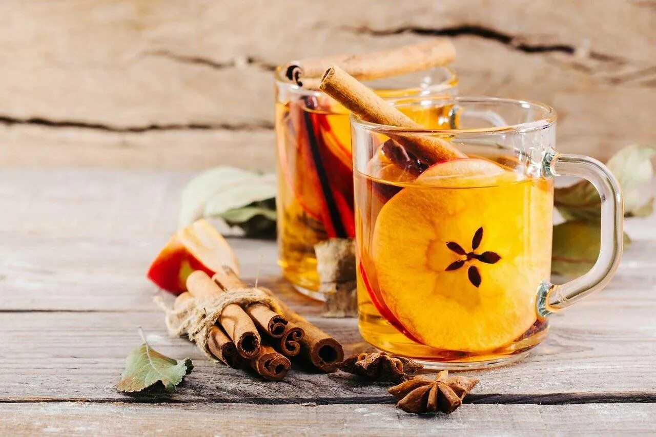 Глинтвейном. Чай с яблоком и корицей. Глинтвейн с корицей. Напиток глинтвейн. Чай глинтвейн.