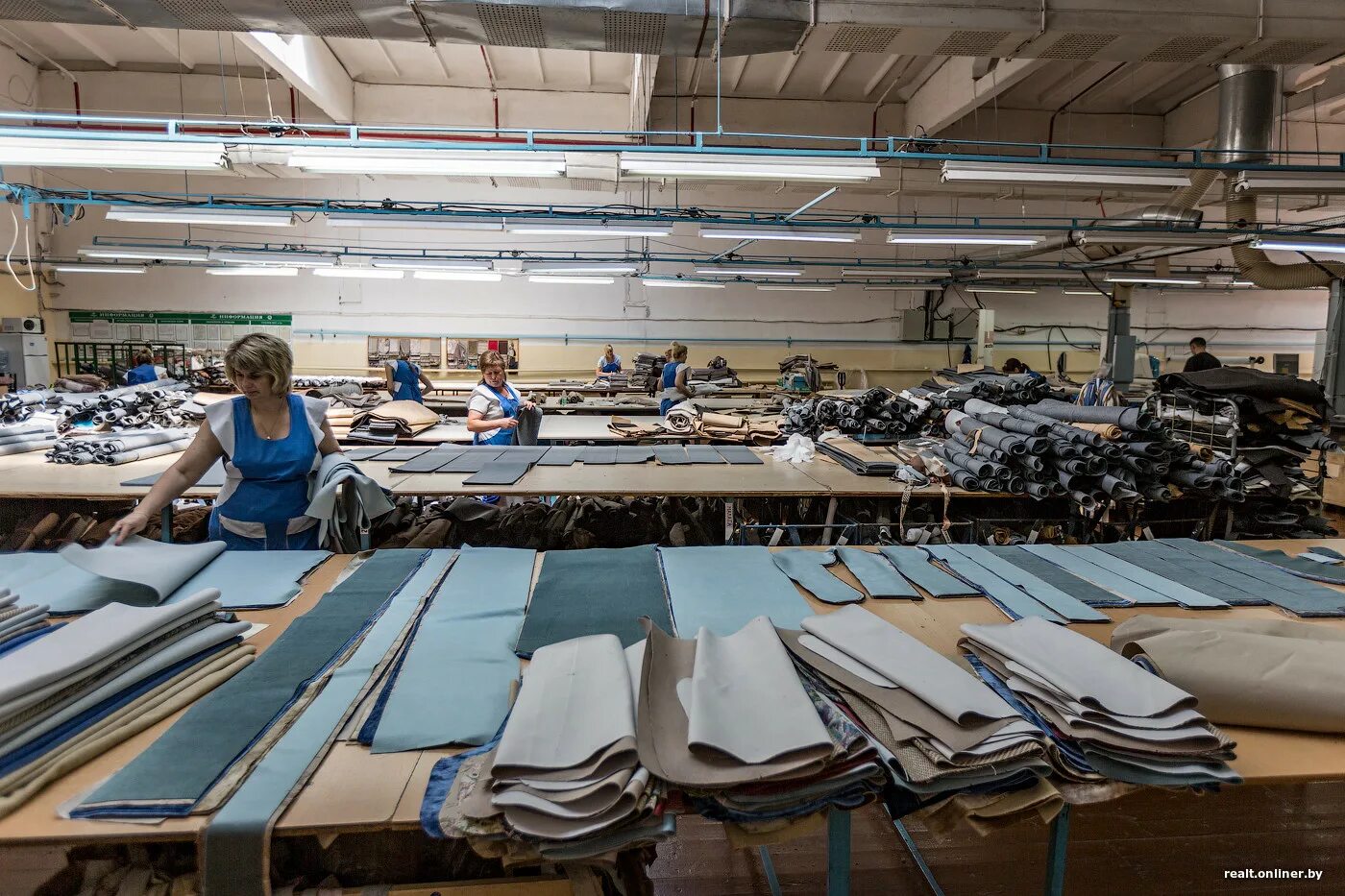Производство материалов продажа. Массовое производство одежды. Материалы для швейного производства. Швейный цех производство одежды. Раскройный цех швейного производства.