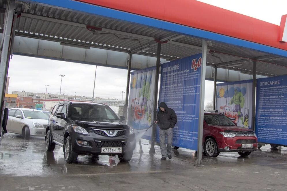 Автомойки самообслуживания. Автомобиль на мойке самообслуживания. Мойка авто на мойке самообслуживания. Самостоятельная мойка автомобиля. Ближайшая самомойка