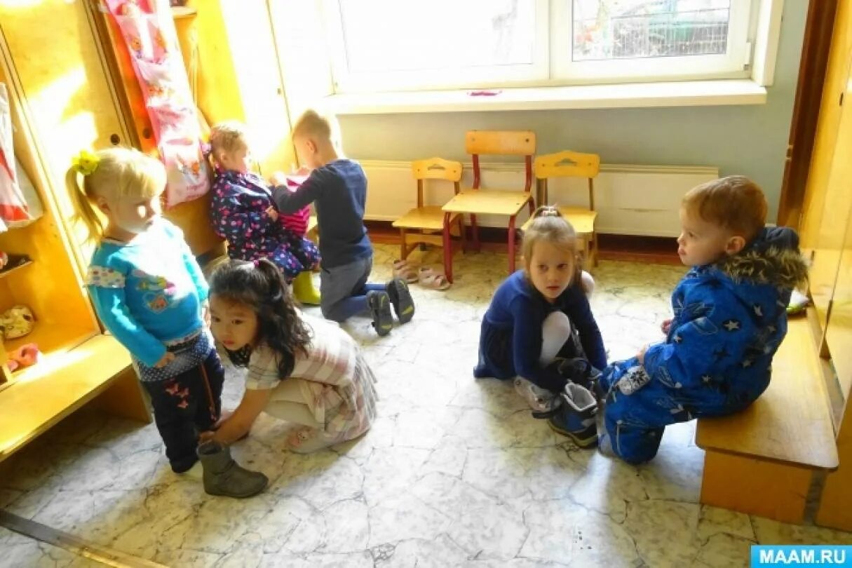 Воспитатель одевает детей на прогулку. Одеваемся на прогулку в детском саду. ребенок одевается в садике. подготовка к прогулке в детском саду.