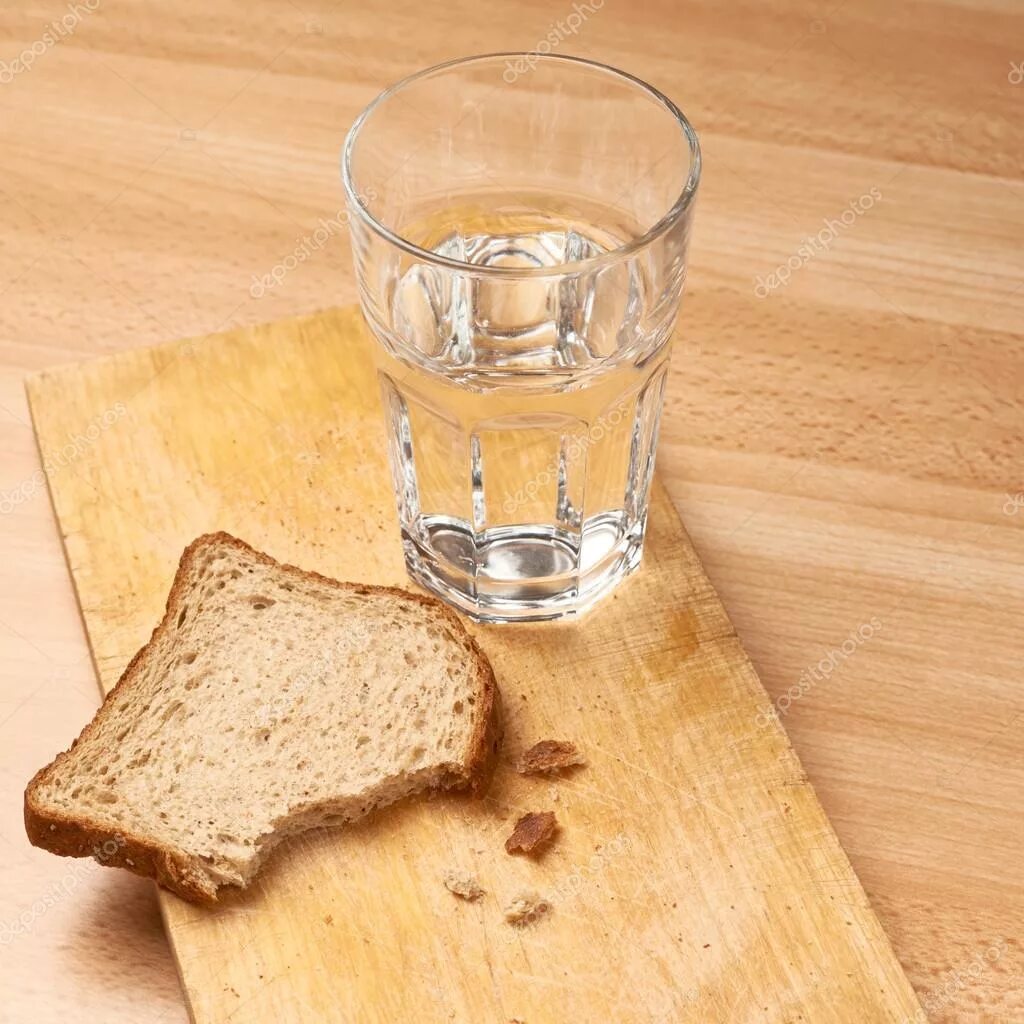 Воды и хлеба дай. Хлеб и вода. Стакан воды и хлеб. Рюмка с хлебом. Стакан воды и кусок хлеба.