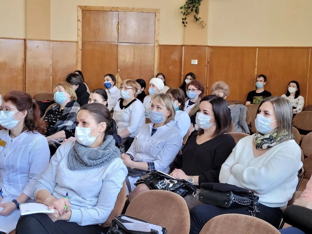 круглый стол с врачами в больнице. московский врач. фотографии врачей за работой. здравоохранение московской коломна. здравоохранение московской коломна.