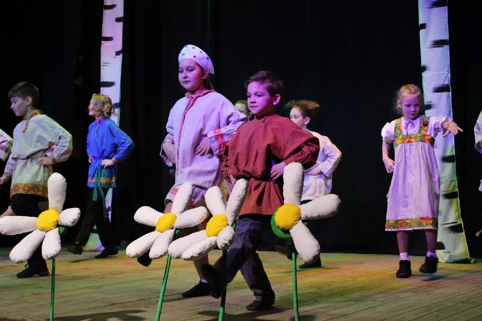 Сарапульский драматический театр сарапул. Сарапульский театр. Сарапульский театр драмы. Старый драмтеатр сарапул. Улицы сарапула драмтеатр.