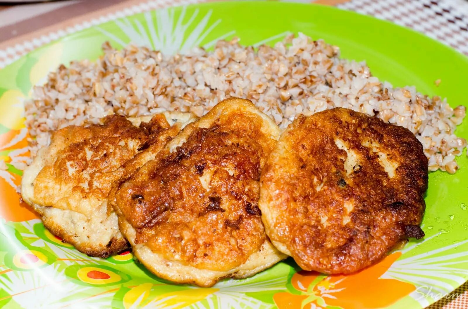 Гречка с котлетой. Куриные котлеты с гречкой. Куриные котлеты с гречкой. Гречка с куриной котлетой. Гарнир к котлетам.