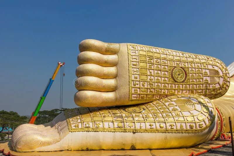След ноги будды в пхра будда бат. Ноги будды. Нога будды фото. Стопа будды. Ноги будды.