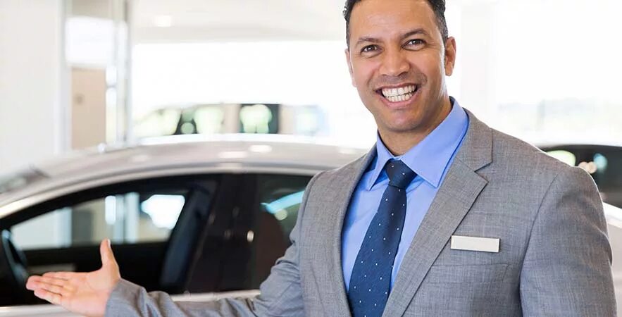 Лучший продавец авто. Продавец авто. самый успешный продавец автомобилей. лучший продавец автомобилей в мире. чернокожий продавец автомобилей.