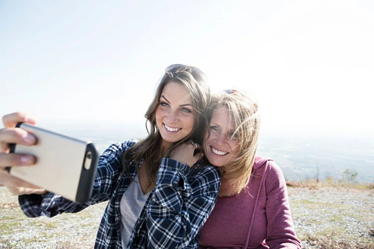 Mother selfie. Spanish mother selfie. Handyfotos von Maria. Daughters search