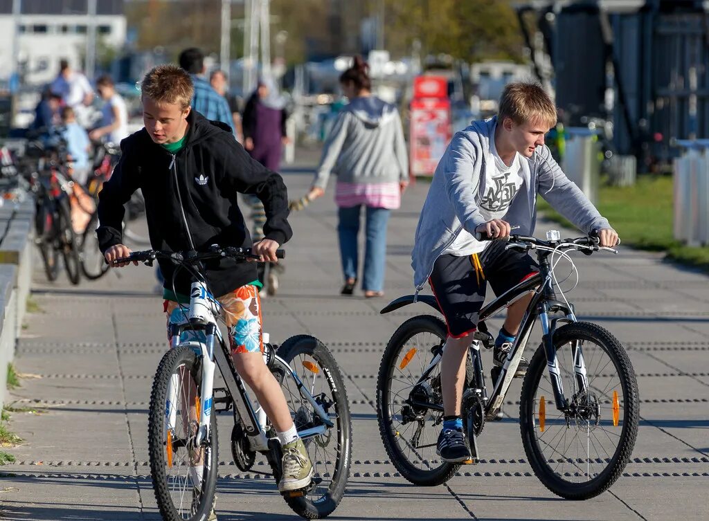 Можно ли сдать велосипед. Датчане мода на велосипедах. Игра на велосипедах в школе. Датчанин на велосипеде в год. Школьный сервис велосипедный в Нидерландах.