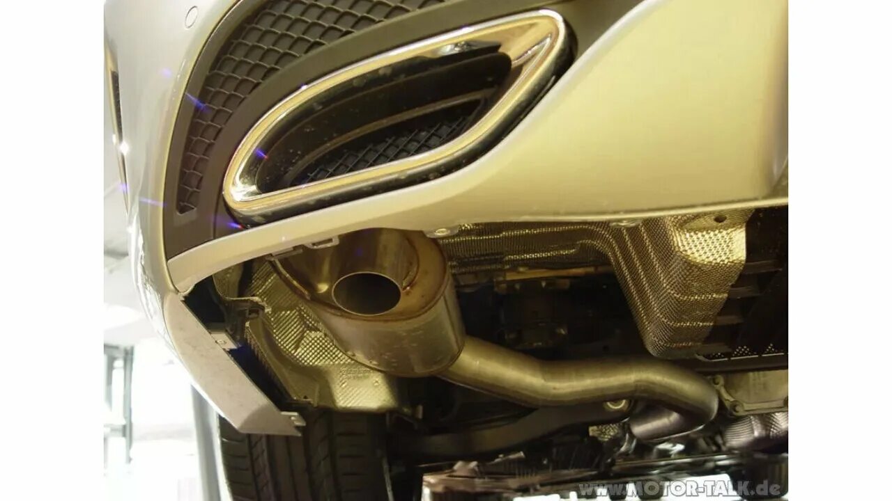 Выхлопные трубы мерседес. Выхлоп мерседес 204. mercedes s 223 выхлоп. выхлоп мерседес с 230 2008.