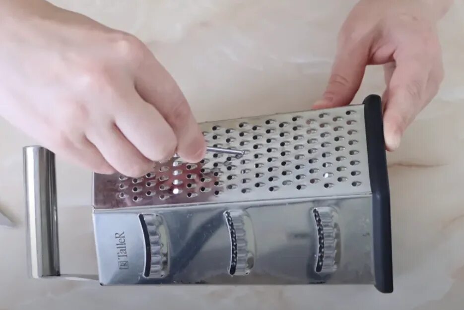 Как наточить терку. Заточить терку. Как наточить тёрку в домашних условиях. Наточить терку для овощей. Заточить терку кружкой.