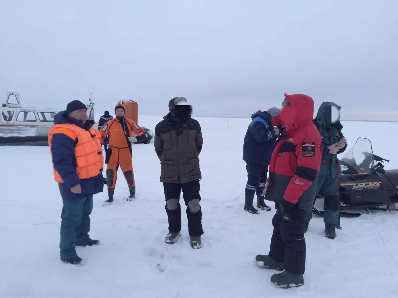 Ледовая обстановка Ладожское озеро. Лед на озере. Спасательные службы. Спасатели. Ледовая на ладоге