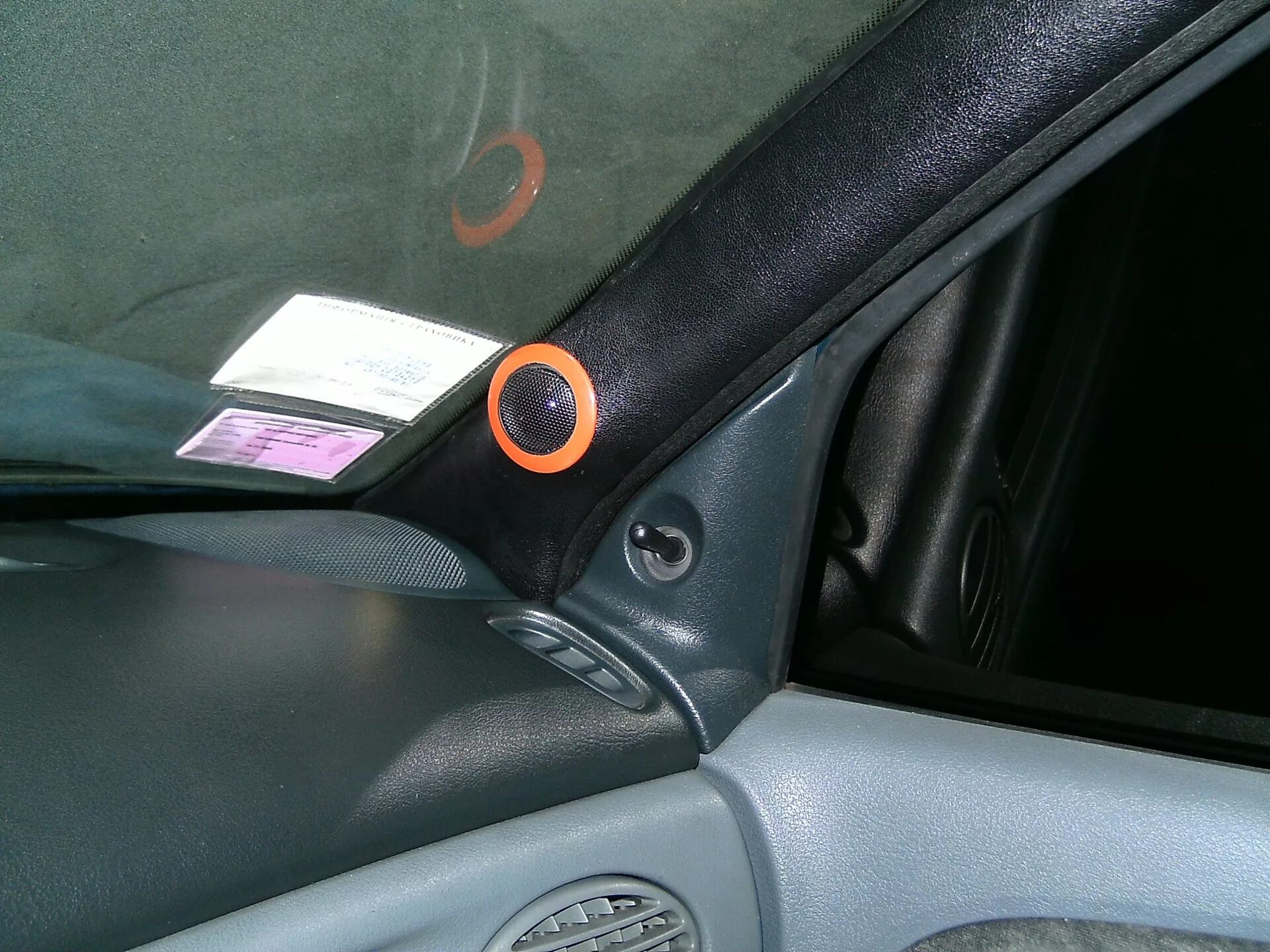 Твитеры в ваз 2110. Подиумы твитеров бмв е60. Подиумы под твитеры е34. Уголки твитеров octavia a7. Ланцер 10 корпус под твитеры.