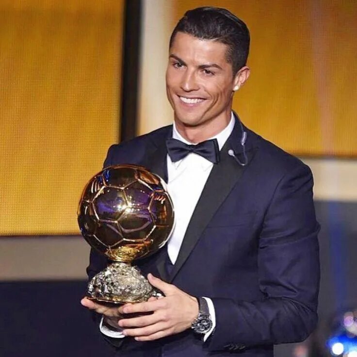Криштиану роналду получит золотой мяч. Cristiano ronaldo. роналду с золотым мячом. нойер золотой мяч.
