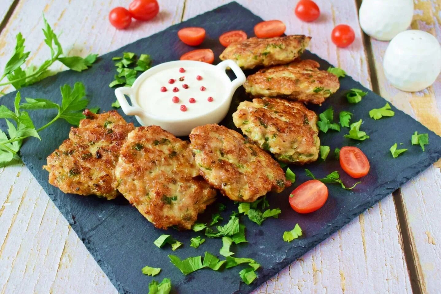 Как сделать котлеты из куриного филе рубленные. Рубленные котлеты. котлеты из куриного филе. рубленые куриные котлетки. котлеты из куриного филе рубленные на сковороде.