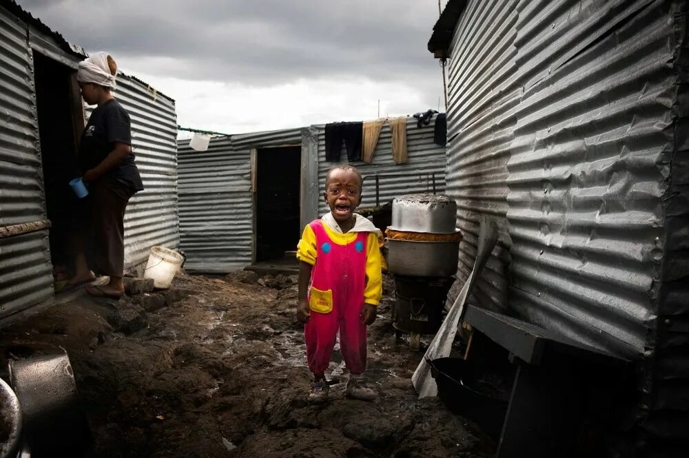 Как жить в мире 3. Неважно в каком мире ты живешь. Нью дели трущобы. Как много знающих как жить как мало счастливо живущих. Как мало счастливо живущих.