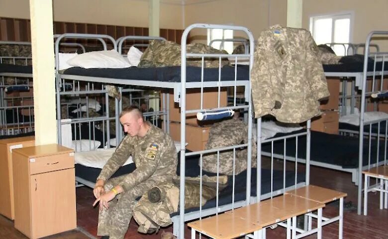 Казарма йошкар ола. Солдатская казарма. Вне казармы. Вне казармы. Полевая казарма.