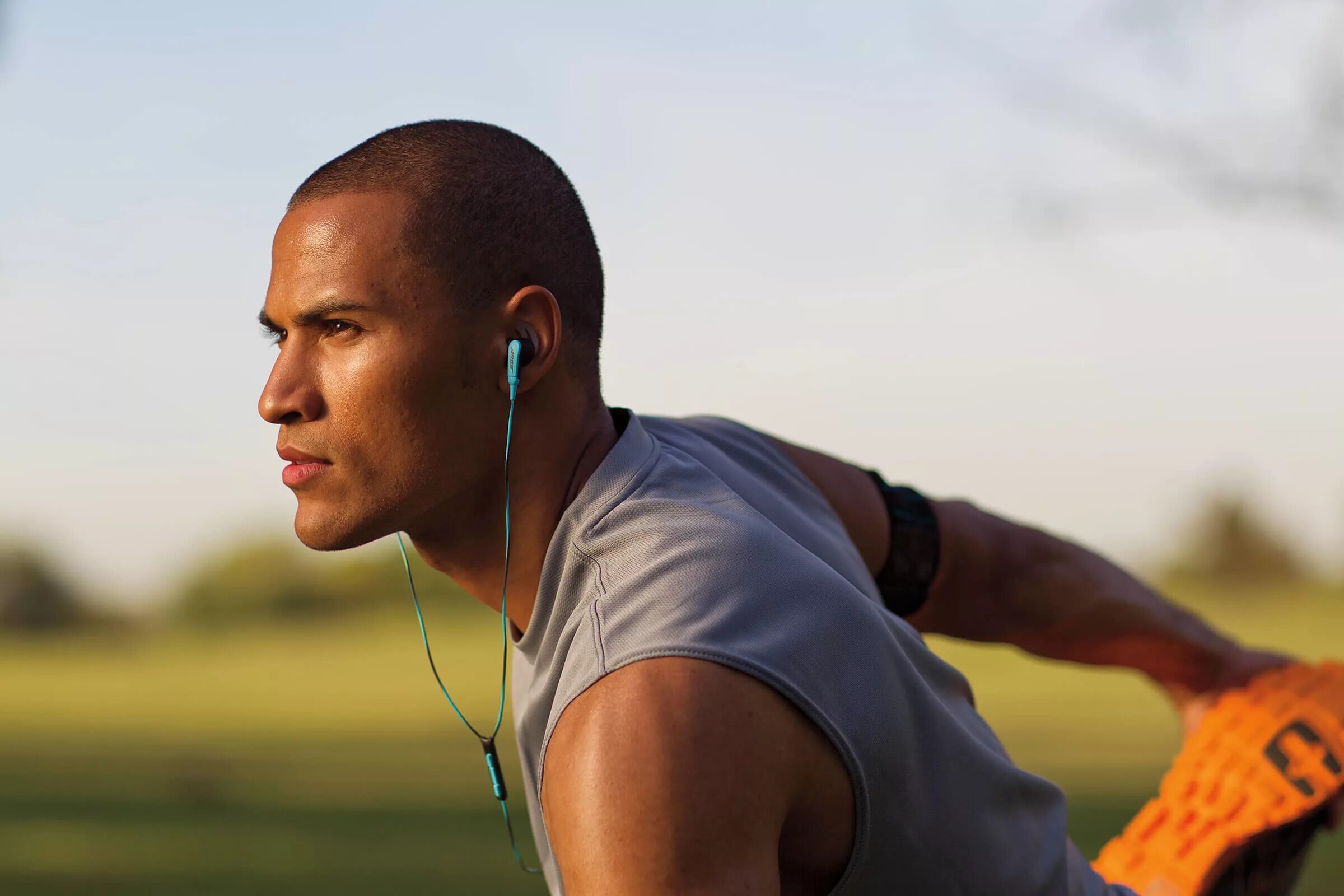 Music for sports. Спортсмен в наушниках. Наушники для спортсменов. Наушники для бега. Спортсмен в наушниках беспроводных.