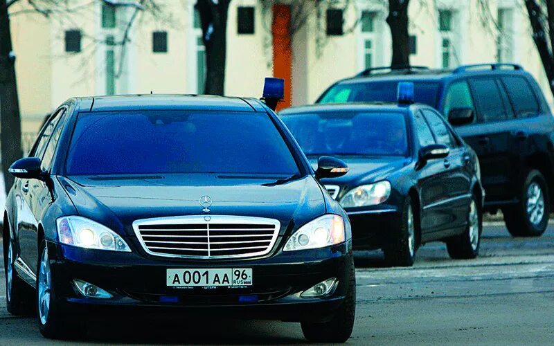 Амр 003 97. Номера на авто мэрии москвы. Mercedes w222 фсо. Мерседес а001мр97. Мерседес 600 с охраной амр.