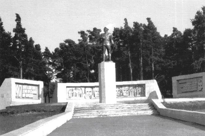 Белорецк блюхера. Памятник Блюхеру в Белорецке. Памятники города Белорецка Блюхеру. Сквер Блюхера Белорецк. Обелиск Блюхеру Белорецк.