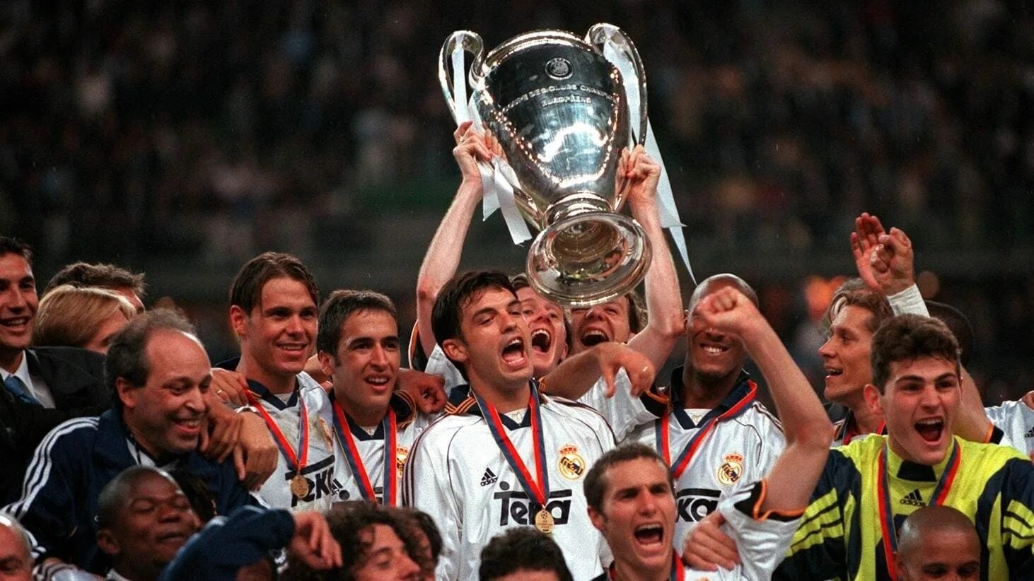 Uefa finals. Финал ЛЧ 2000 Реал Валенсия. Лига чемпионов 1999 2000 Реал. Реал Валенсия 1999-2000. Финал Лиги чемпионов УЕФА 2000.