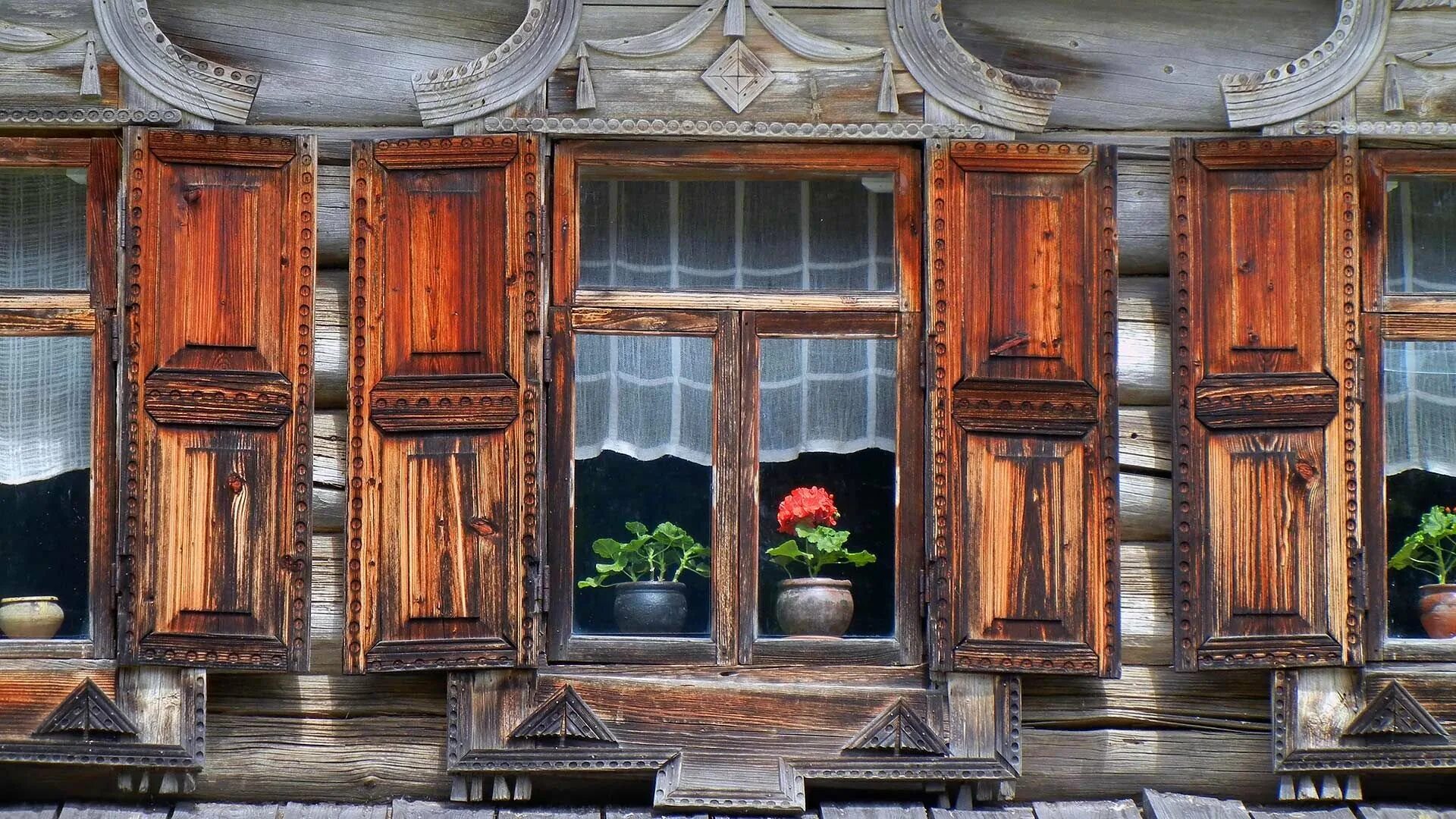 Расписные наличники на окна. Деревянные окна древние. Резные наличники на окна. Расписные ставни. Ставни.