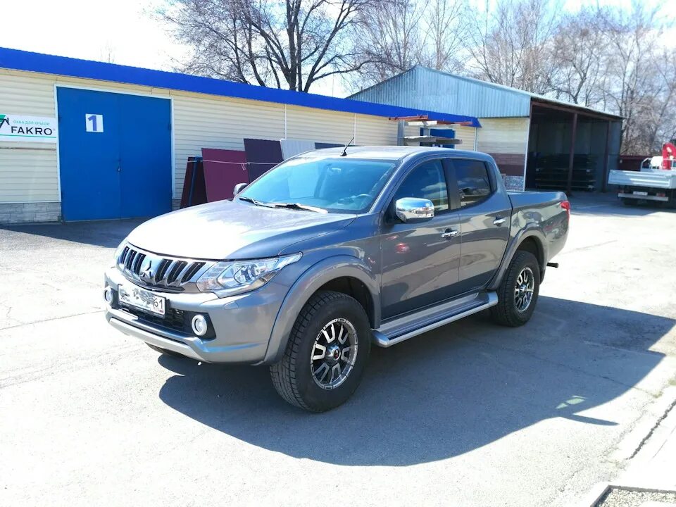 Шины l200 mitsubishi. Колеса на Митсубиси л200. Mitsubishi l200 шины. Mitsubishi l200 на r17. Сверловка l200 Митсубиси.